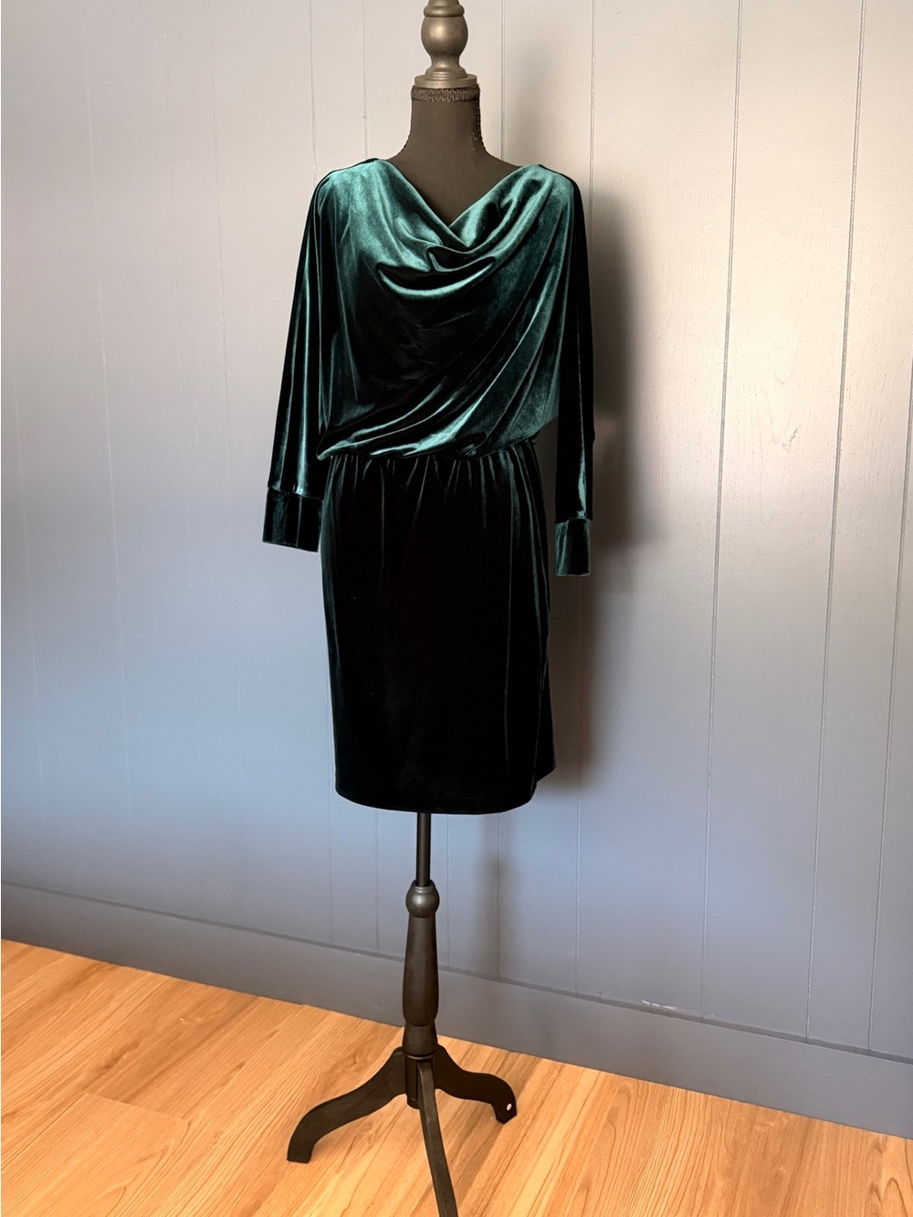 Jessica Howard Emerald Green Stretch Velvet Cowl Neck 3/4 Sleeve Dress